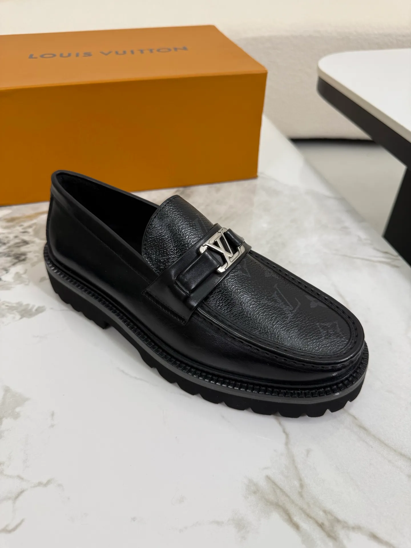 [L Family] Top P: 800💰 ▪️Size: 39-44 (38.45 custom-made) The top male god leather shoes Lv series are sold at the same time with original factory configuration, original cowhide fabric imported from Italy, soft and comfortable, imported water-dyed cow lining, soles: original ultra-light French foam outsole super comfortable, original factory with single goods 🔍🔍high quality, can be entered and exited at will, welcome to compare and synchronize.